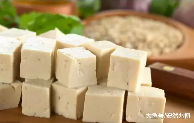 女面试官: 1块豆腐给你切2刀, 最多能切几块? 小伙: 无数块!