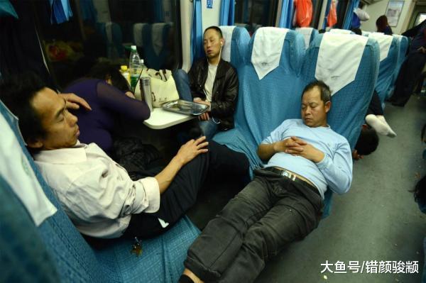 農民工春運火車硬座上的銷魂睡姿，背后是心酸與無奈