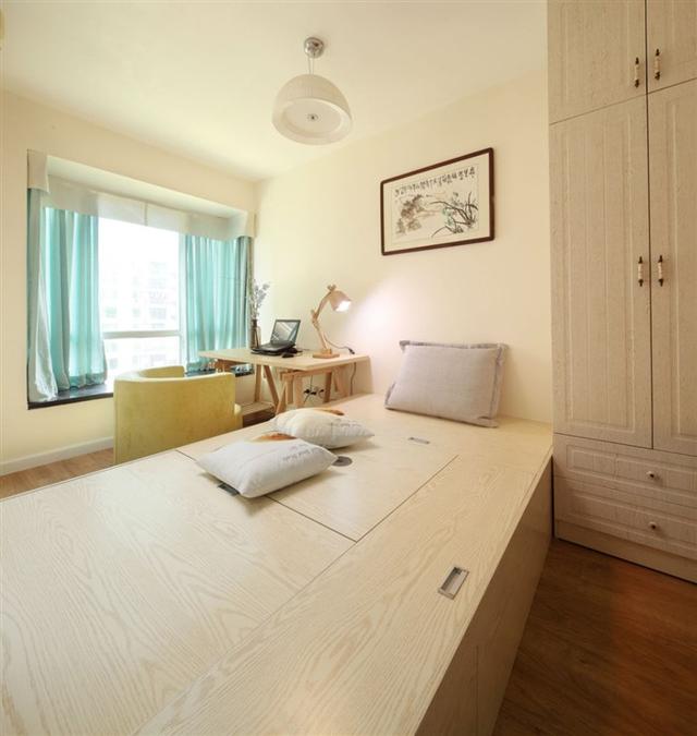 装修预算有限，四口之家刷大白不吊顶，电视墙装两个门却更耐看！