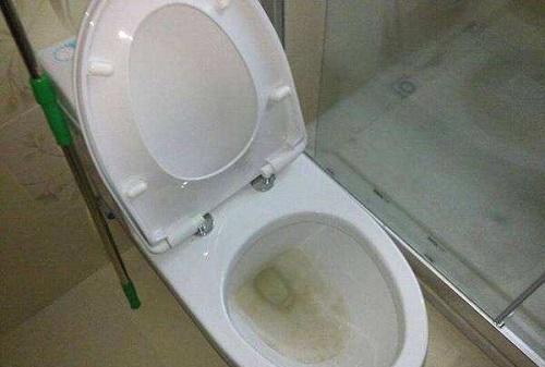 懒得打扫马桶，水箱里放一块肥皂，解决不少麻烦