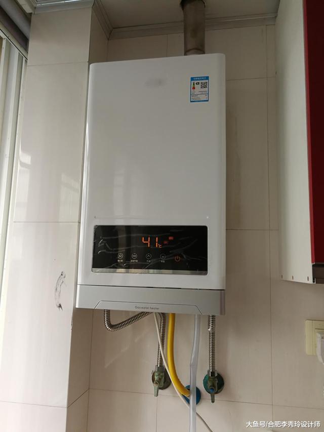 朋友一进我家厨房就骂我蠢，燃气热水器和燃气表这样装，准会出事的！