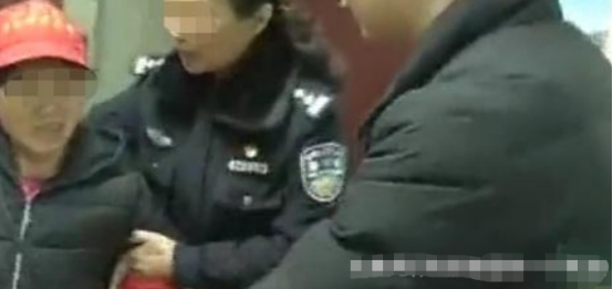 广西一环卫阿姨捡到“巨款”，选择报警求助。失主: 来找我终身免费