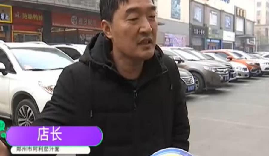 女子吃面吃到蟑螂吵闹，店长来了直接吞下赔500，网友：神操作