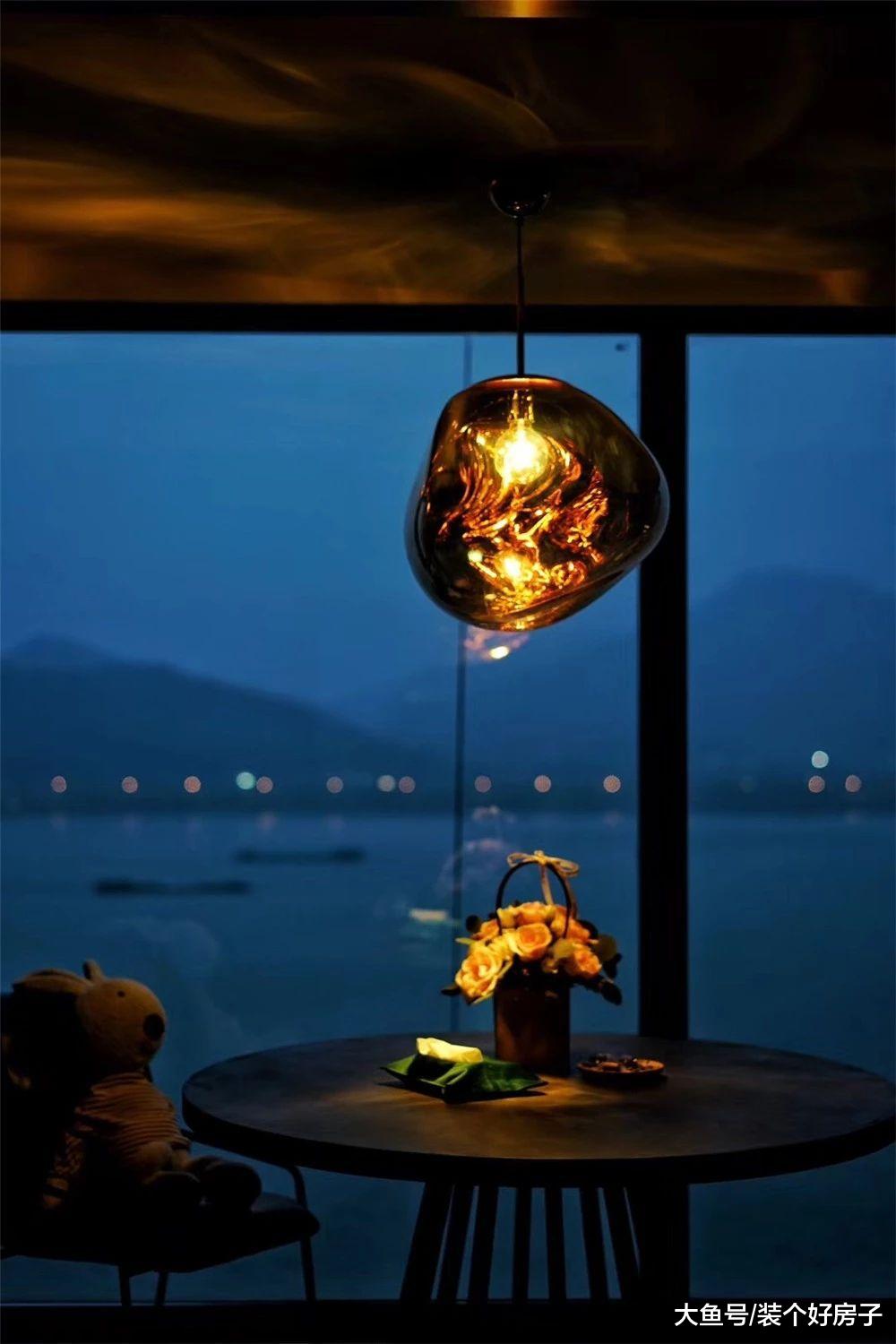 她亲手打造出与井柏然同款的家, 在书墙里藏下卧室和书房!