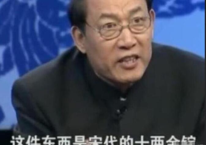 美女带着奶奶“金骨头”参加鉴宝节目，专家哆嗦道：奶奶贵姓？