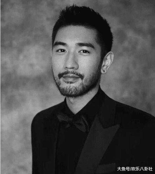 35岁高以翔离世后前绯闻女友卓文萱首发文,晒黑白自拍照脸色憔悴