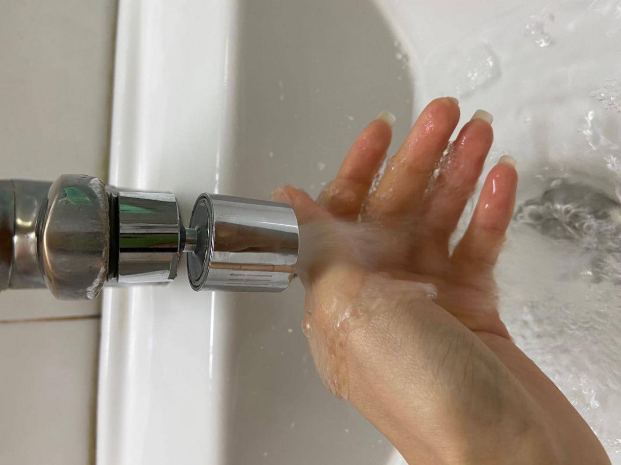 龙头上的用水精灵：大白双功能龙头水嘴起泡器