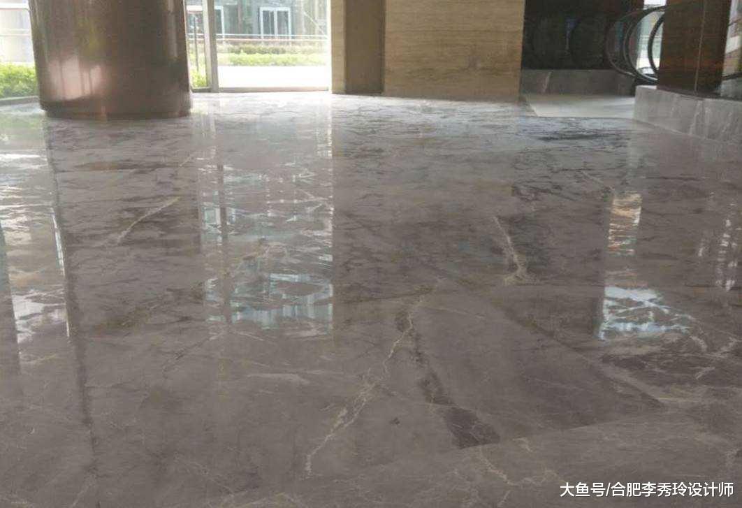 环境潮湿就别用大理石铺地！等到地板发白返碱才后悔，就来不及了