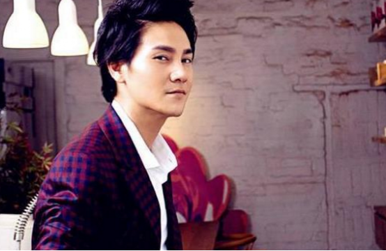 带你参观丁子峻住的豪宅，书房设计了开放式书柜，摆满了名贵饰品