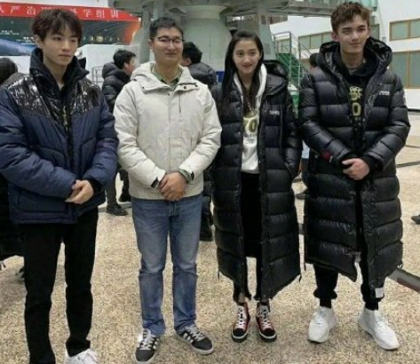 就连比关晓彤高的女生也是一抓一大把,所以王俊凯站其中是有一定压力