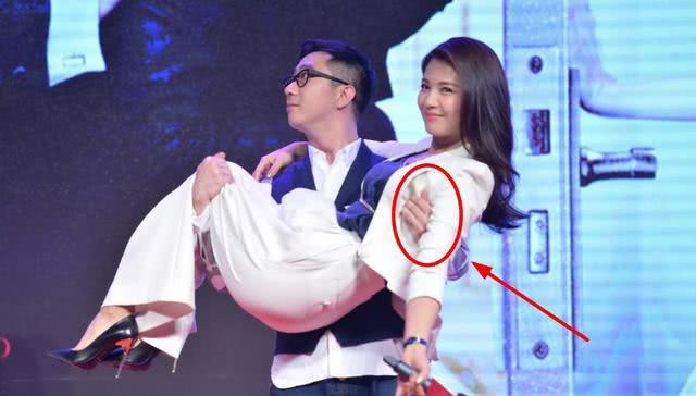 王自健人到底咋样?看他公主抱刘涛时的手部动作,网友:细节见人品!