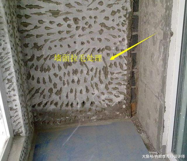 为什么刚贴的墙砖往下直掉？听项目经理解释完，才知请了新手来施工