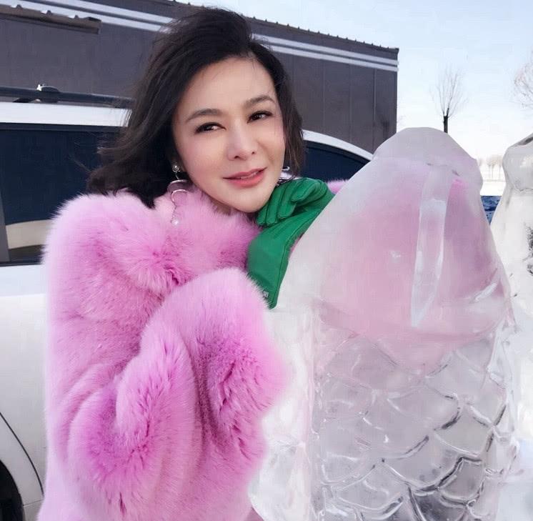 美丽冻人，关之琳现身冬捕，穿粉皮草贵气