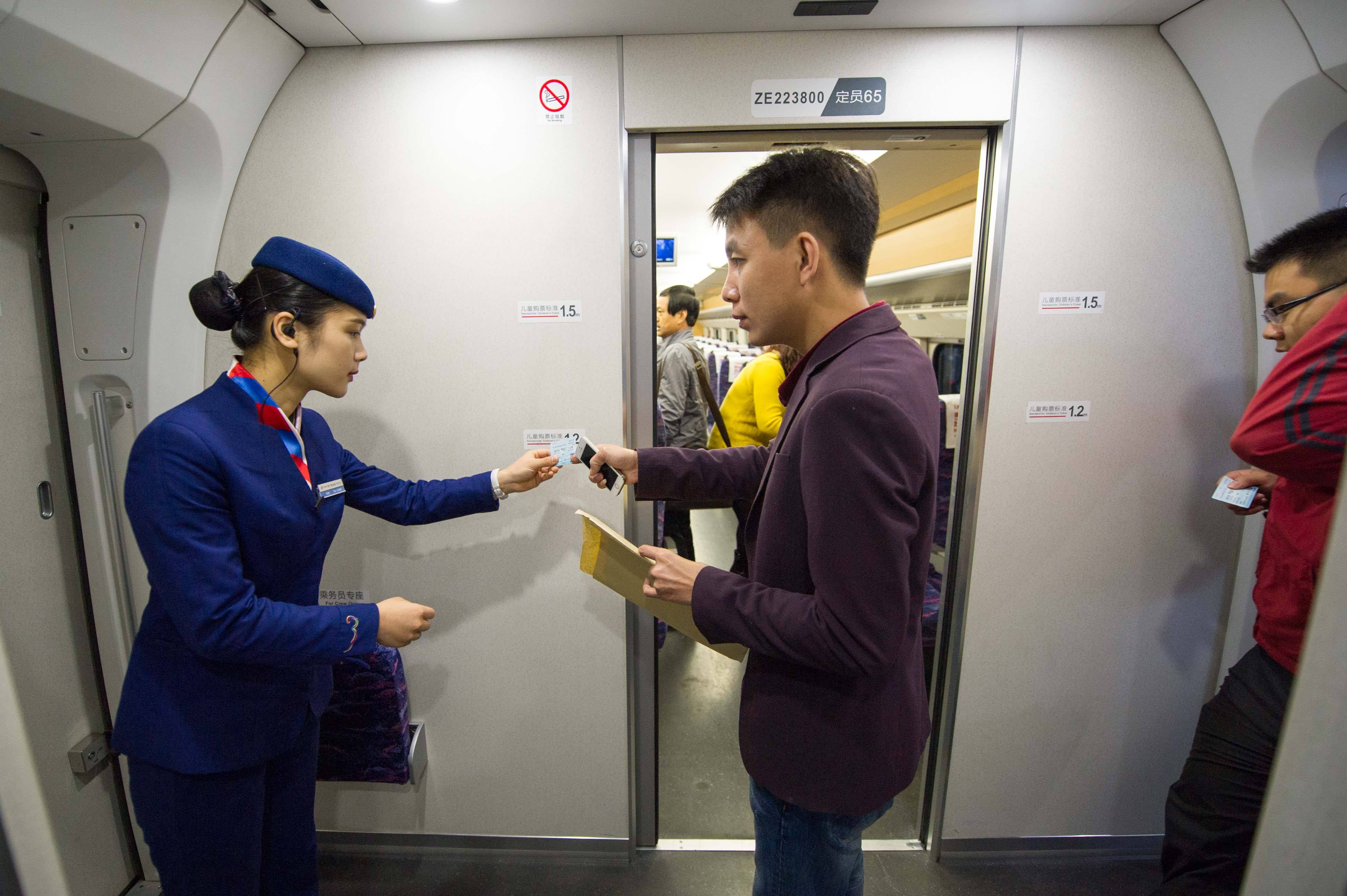 为何火车上“人山人海”，盒饭缺卖不出去？原来有“难言之隐”！