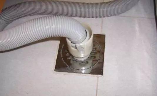 為什么洗衣機排水管不能直插地漏？一問老師傅，后悔現在才知道