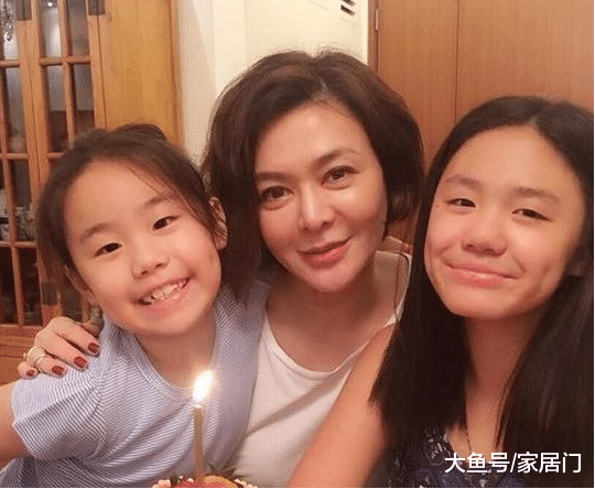 关之琳在香港的豪宅，卧室旁摆满了化妆品，装修很豪华