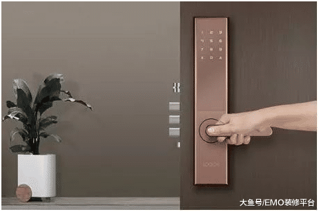 说不会换智能锁的邻居, 为什么又换了