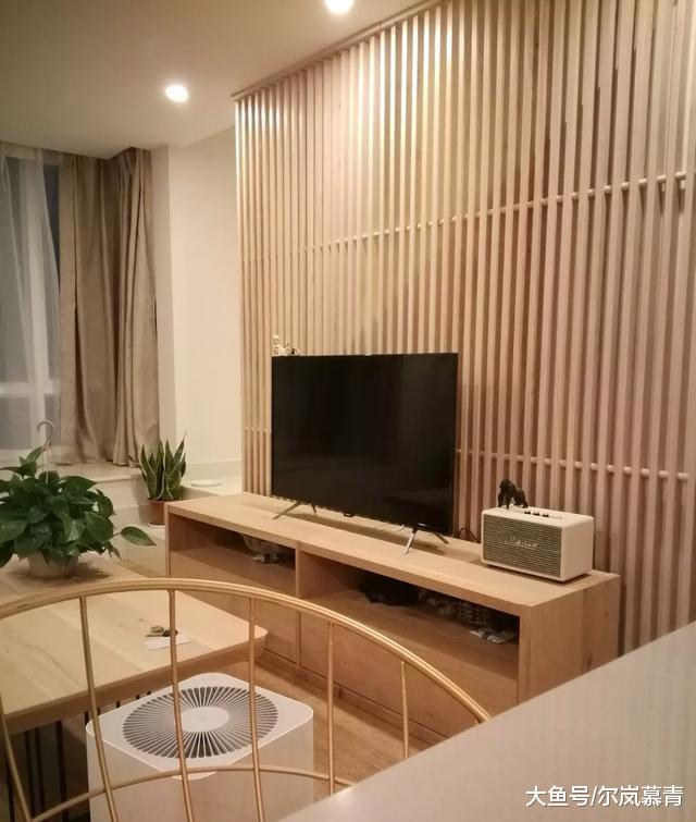 谁说电视就一定要挂在客厅墙壁上，你看看人家怎么做的，学学