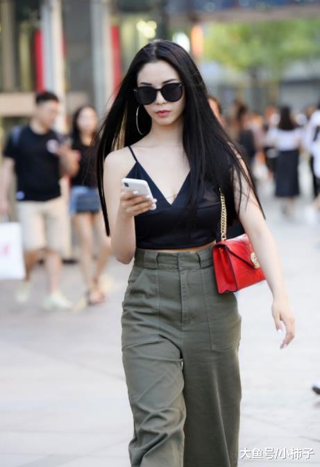 紧身吊带飘逸美女