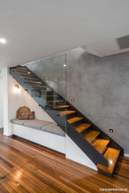 朋友非要在楼梯上下都打柜子，完工发现太实用了，我家也想这样装