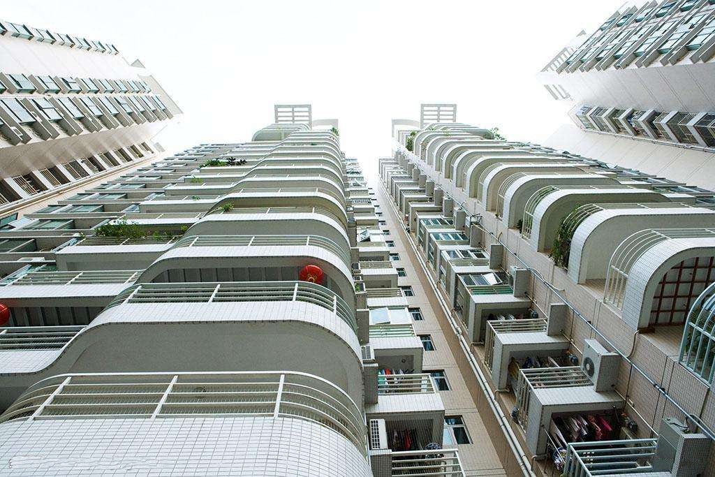 高层住户晾衣晒被特麻烦！跟上海小姑学一“笨招”，邻居纷纷点赞