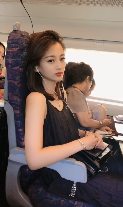 不得不说高铁上的美女确实比火车上的要漂亮！