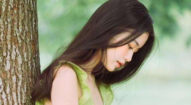 长发飘飘的小姐姐，清纯靓丽，透着青春的气息