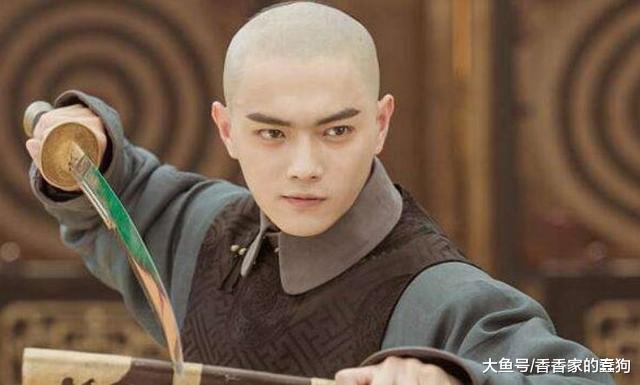 ?清朝一穷小子上街卖鸡，有人对他说：你日后必然富贵，果然应验