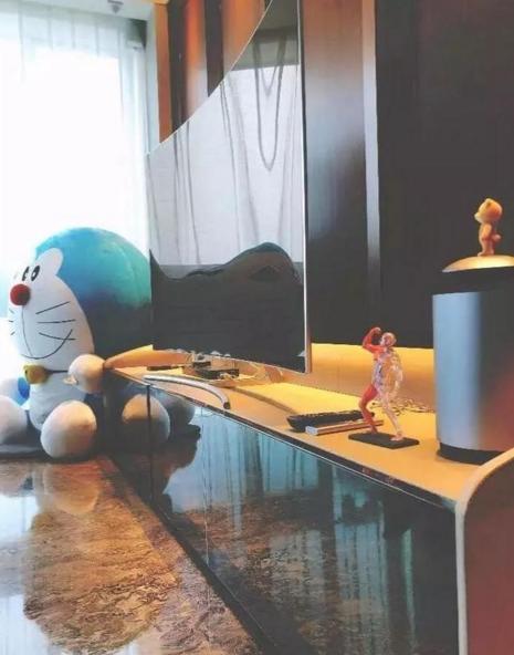 带你看看郑爽住的房子，卧室里连床也没有，平时都是直接睡地上