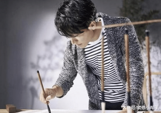 参观黄轩的居家生活，卧室里放着蜡烛和红酒，生活十分有情调