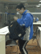 开心一刻：和男友出去旅游，临走前我妈塞给我一包东西，还说…