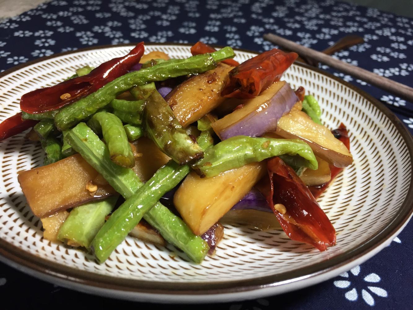 茄子煸豆角，特别好吃，老人小孩都爱吃