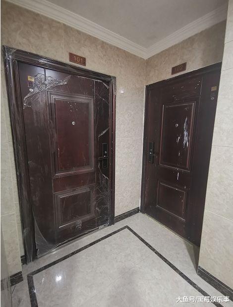 浙江一商品房惊现奇葩入户门！业主：存在安全隐患，根本不敢收房