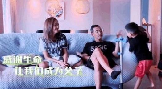 帶你參觀陳小春的豪宅，客廳大到能玩滑板車，還有個超大落地窗