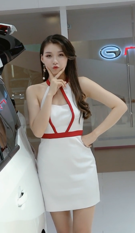 美女车模长得真好看，你卖萌是给客户看的吗？