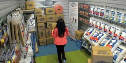 爆笑GIF 美女去玉米地干啥去？玉米苞都还没长呢！