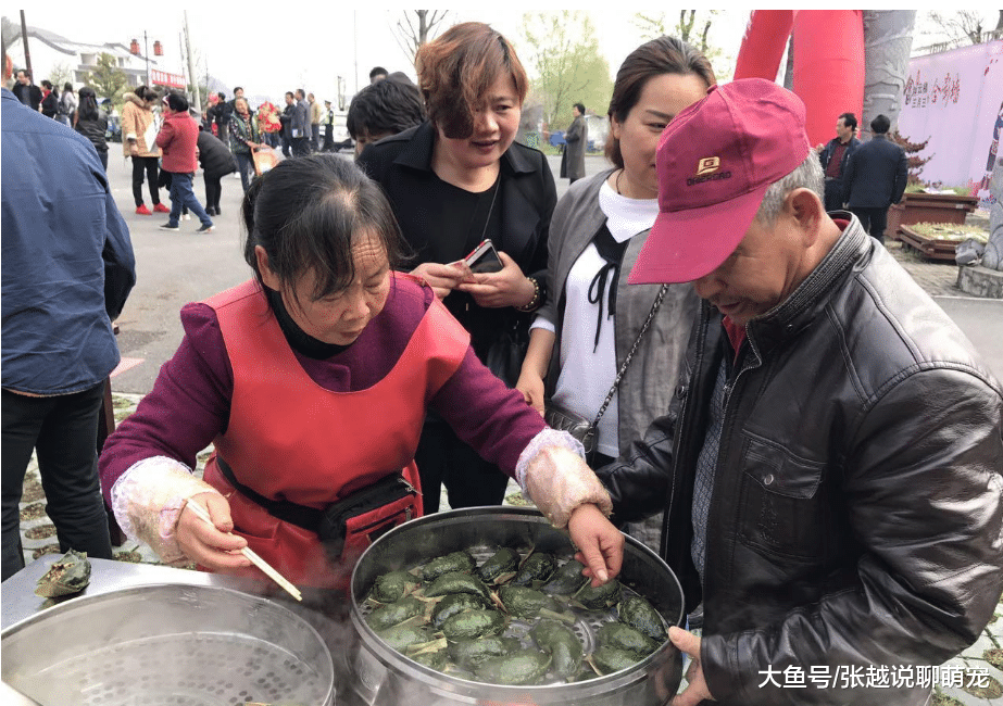 六旬兄妹街头卖特制小吃, 每个3元供不应求