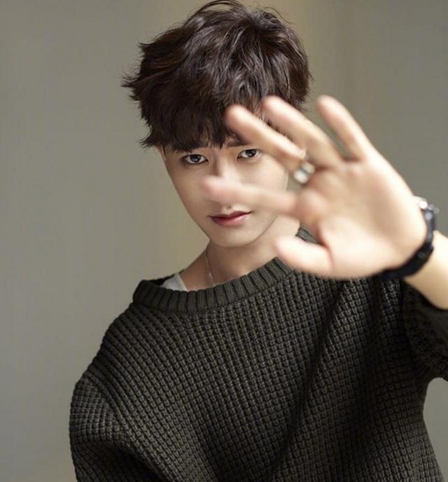 带你看看任嘉伦住的豪宅，装修布置很奢华，进门就被迷住了