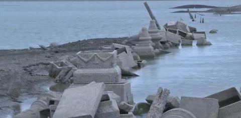 泰国水位持续走低，残破的佛像浮出水面，大批村民前往朝拜