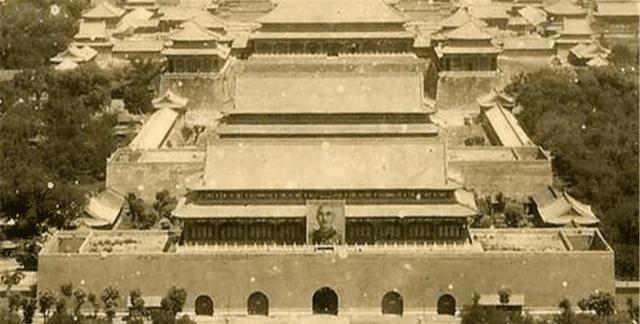 天安门重修时，一群专家警卫包围了一个破木盒，打开后众人很兴奋