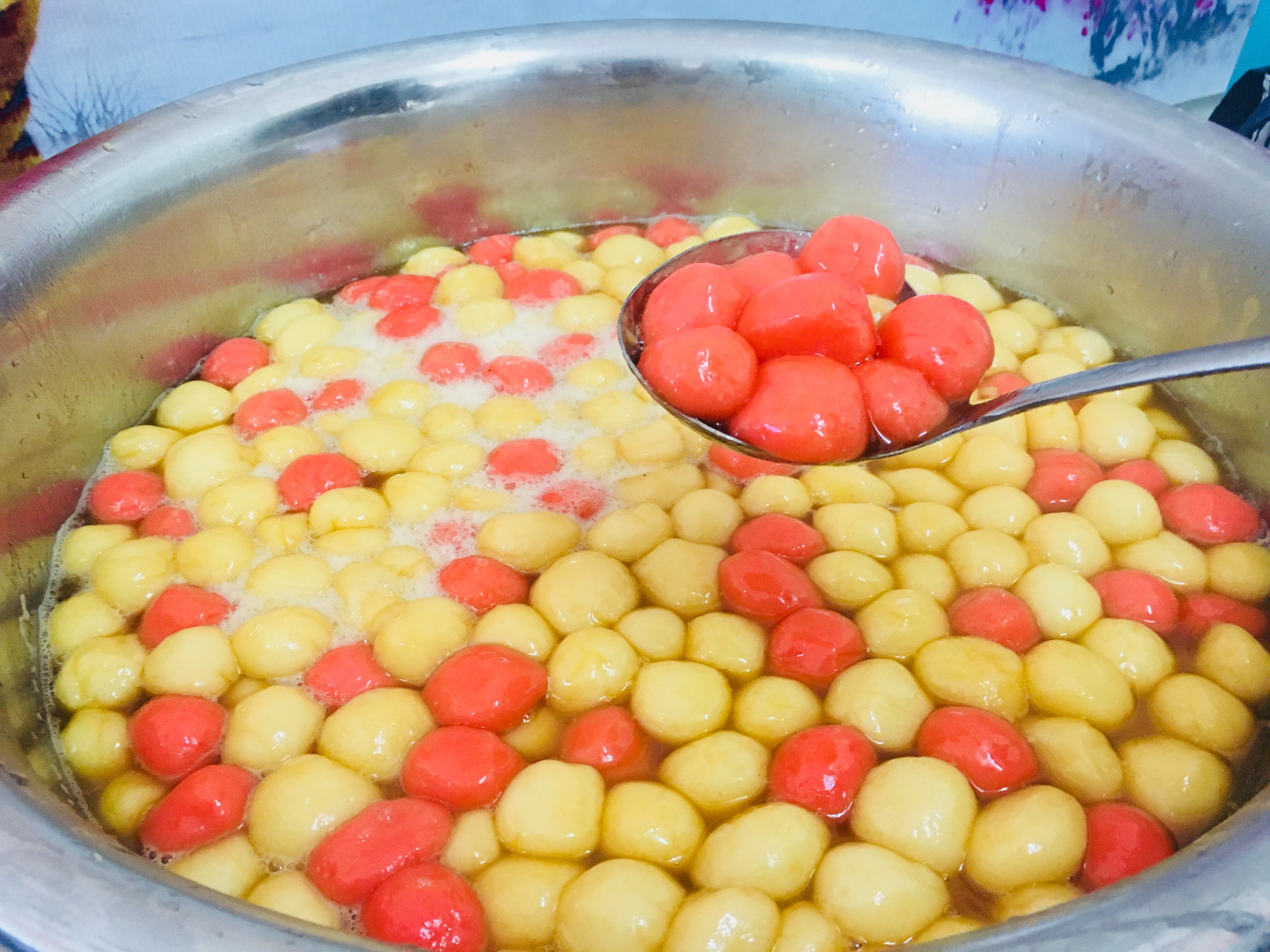 客家汤圆:软糯饱满的客家汤圆,揉面和添加清水的步骤需要同步进行