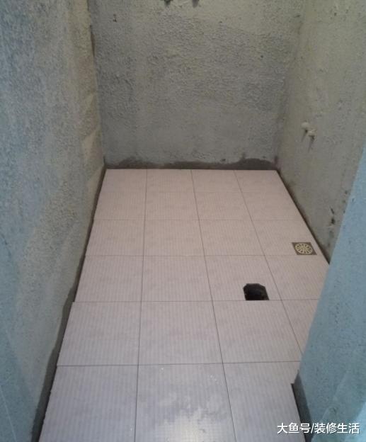 卫生间贴墙砖为何要留空一排？听师傅说是做墙压地，好处非常多