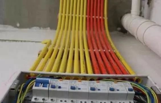 装修水电布线横平竖直很漂亮，但老电工看完眉头一皱，说我被坑了