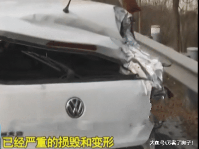 ?河北新乐发生车祸：小轿车错过高速出口急刹车，致后面大货车侧翻