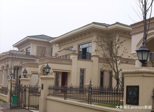 外墙贴瓷砖已经过时了，现在都流行装这种代替，安全又美观