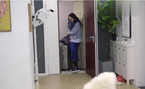 韩雪晒出现实的豪宅，房子起码价值过亿，家里很多科技设计