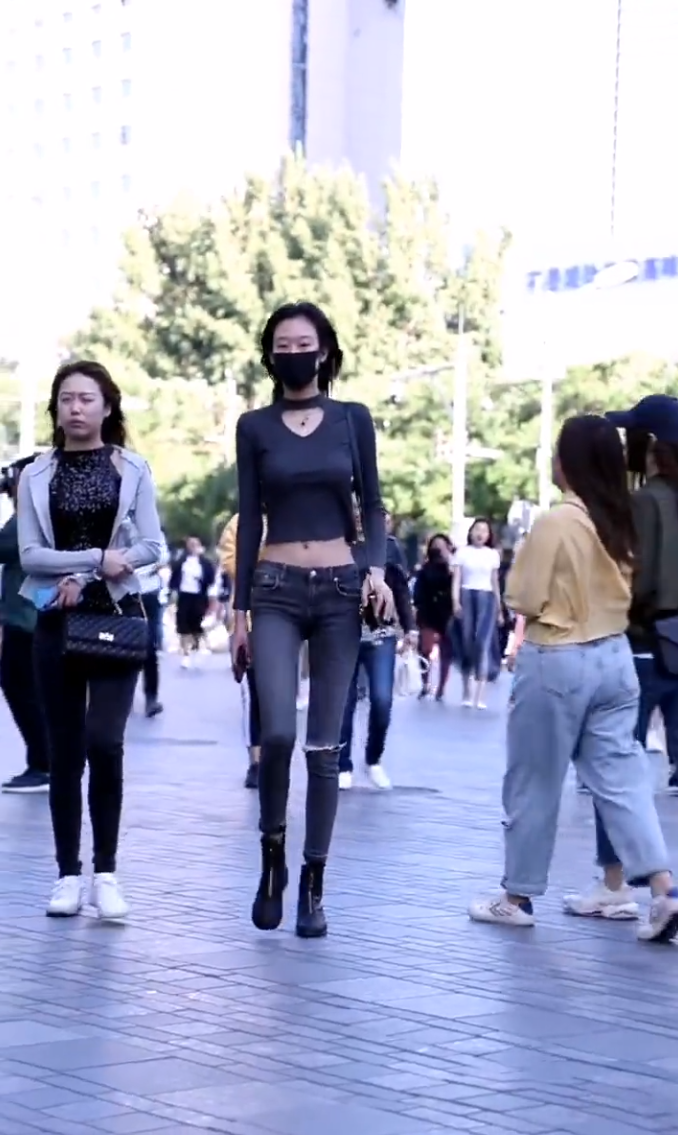 摘掉口罩肯定是位大美女