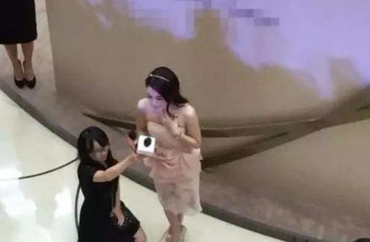 曾与黄晓明同居5年，封杀10年后复出再次翻红，比杨颖还美