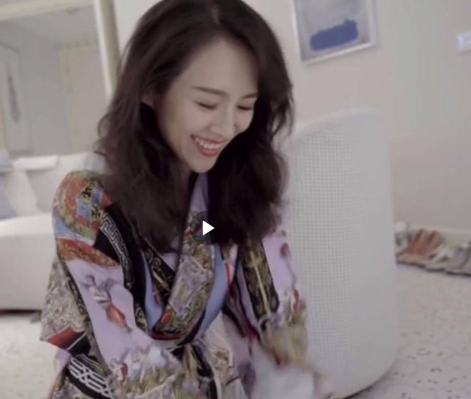 章子怡穿睡衣踩在女助理身上按摩！露出大腿的那一刻暴露了教养！