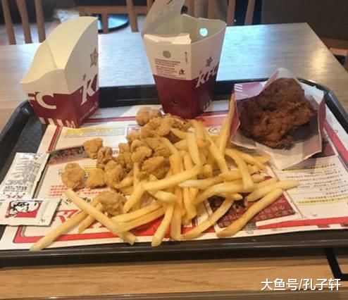 一个人吃肯德基不敢上厕所, 小伙用了一招, 服务员就不敢收走吃的